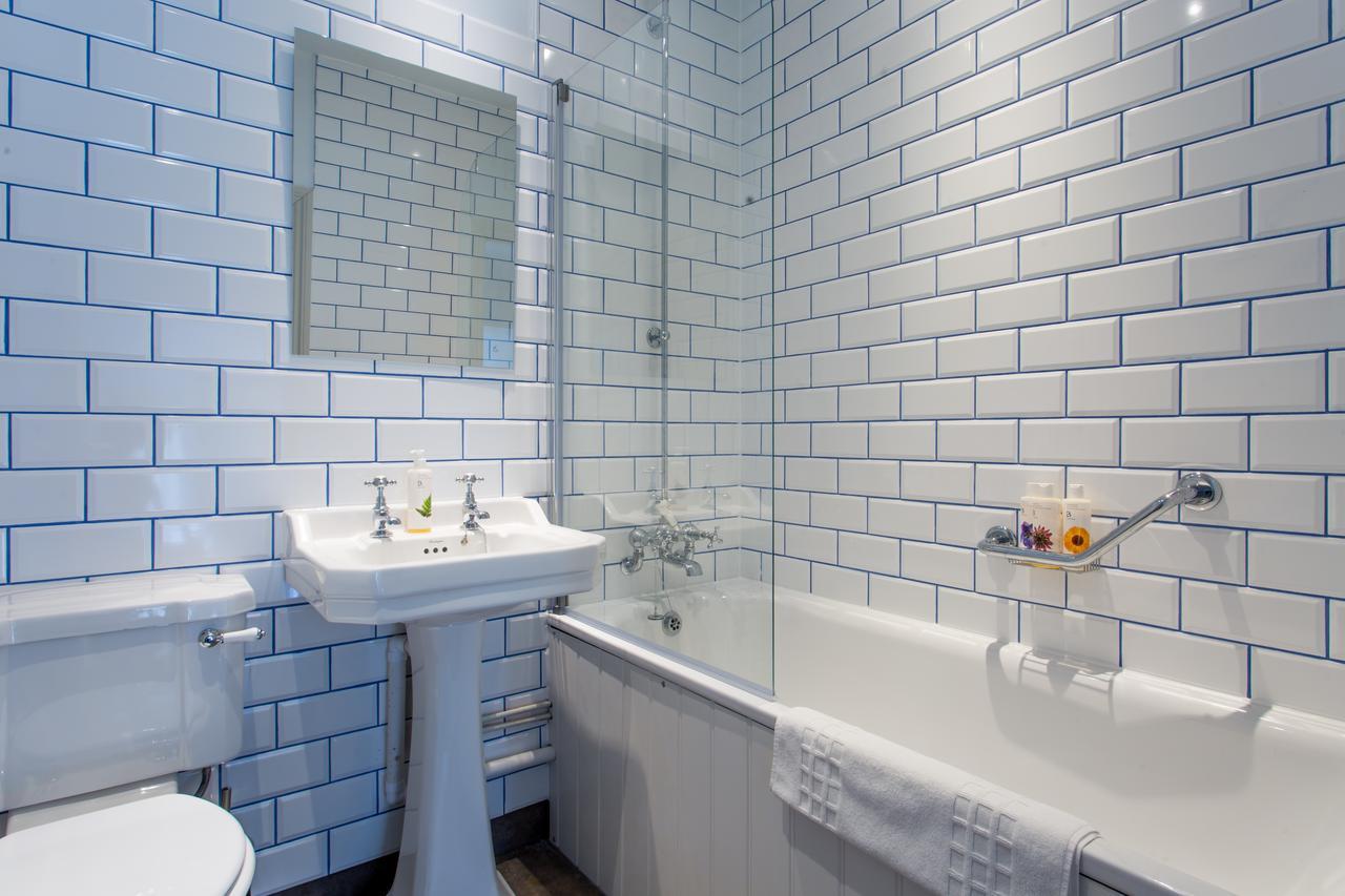 The Dolphin Hotel Newbury  Ngoại thất bức ảnh